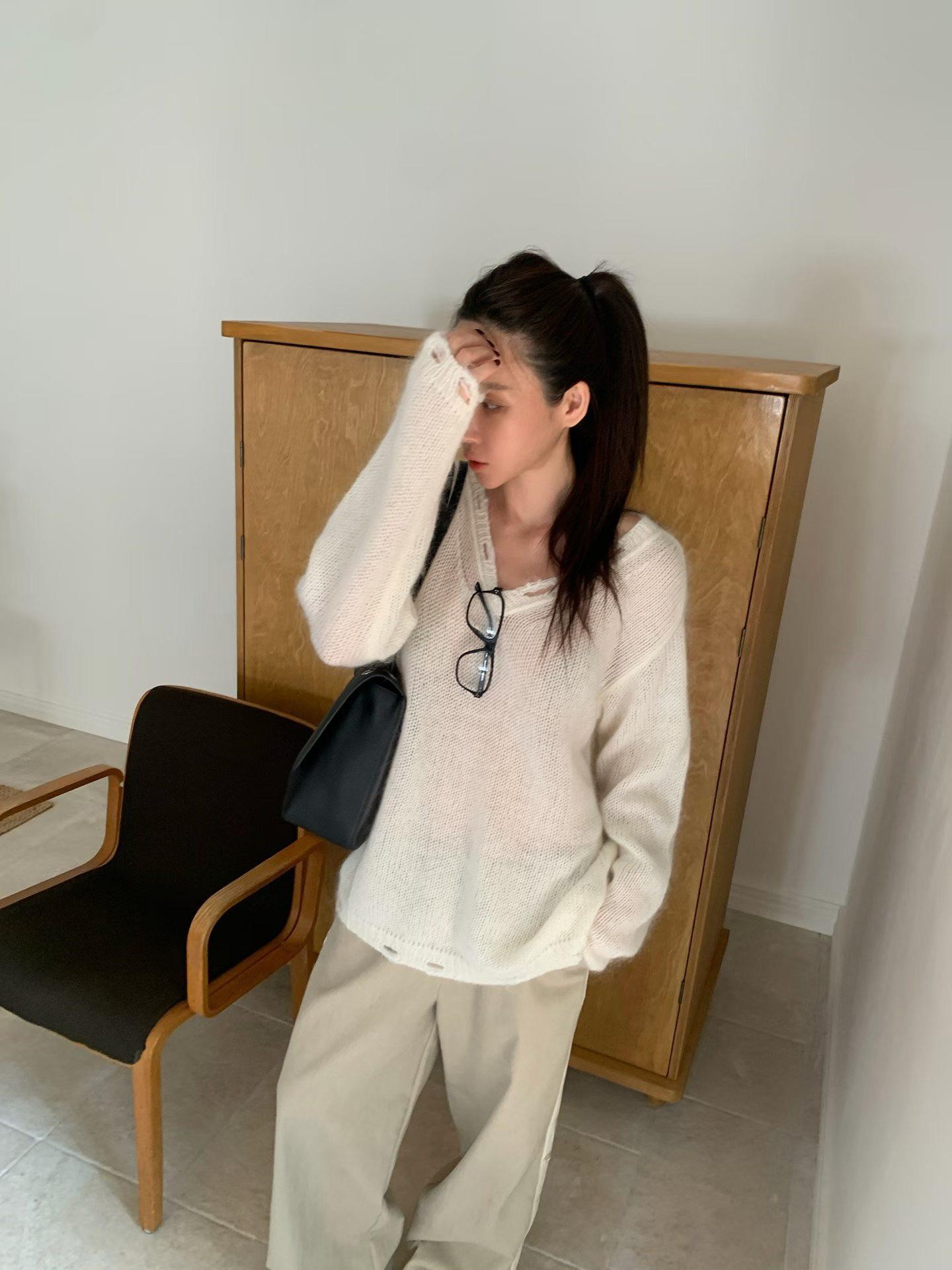 V領洞洞馬海毛長版上衣